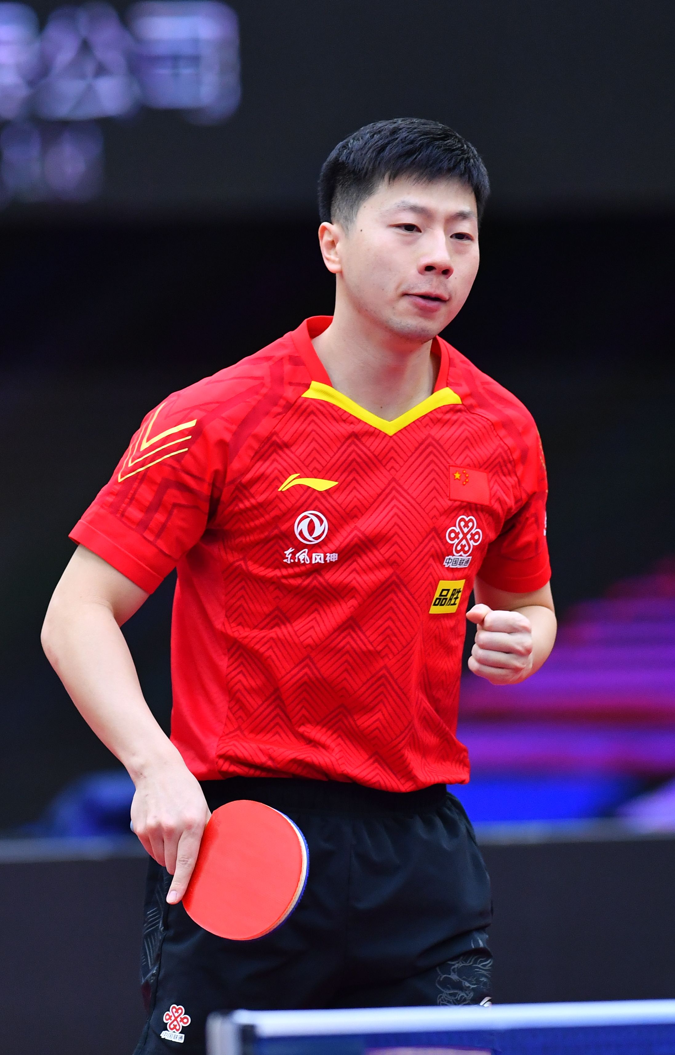 行为太过分了！勒布伦输球后愤怒摔拍，导致LED屏幕破裂，欧协开出重磅罚单