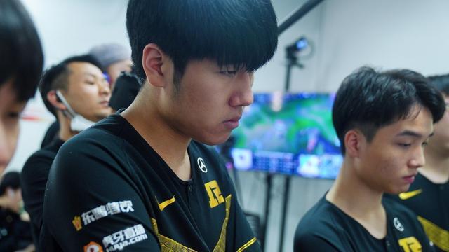 在禁区冲抢 在禁区冲抢