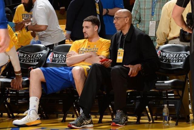 背身拿球 背身拿球